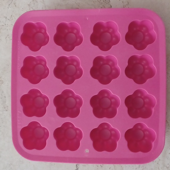 Silicone Heart Molds & Bonus Flower Ice Mold - Picture 6 of 7